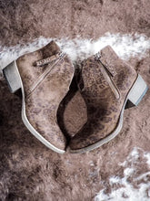 Load image into Gallery viewer, Charming Leopard Very G Booties
