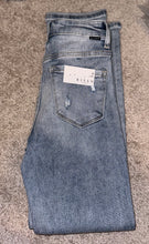 Load image into Gallery viewer, Risen sequin patch jeans
