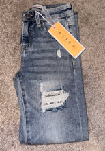 Load image into Gallery viewer, Risen sequin patch jeans
