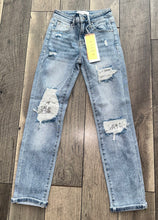 Load image into Gallery viewer, Risen sequin patch jeans
