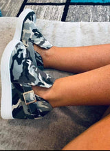 Load image into Gallery viewer, Camo Wedge
