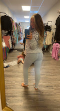 Load image into Gallery viewer, Kancan non distressed jeans
